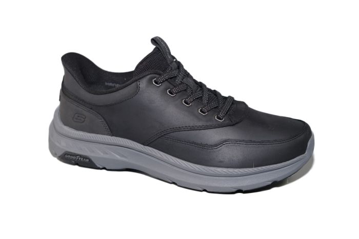 Skechers instapper in zwart met elastiek slip in